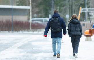 Kaksi henkilöä kävelevät kadulla.