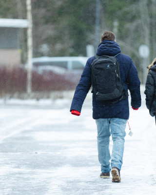 Kaksi henkilöä kävelevät kadulla.